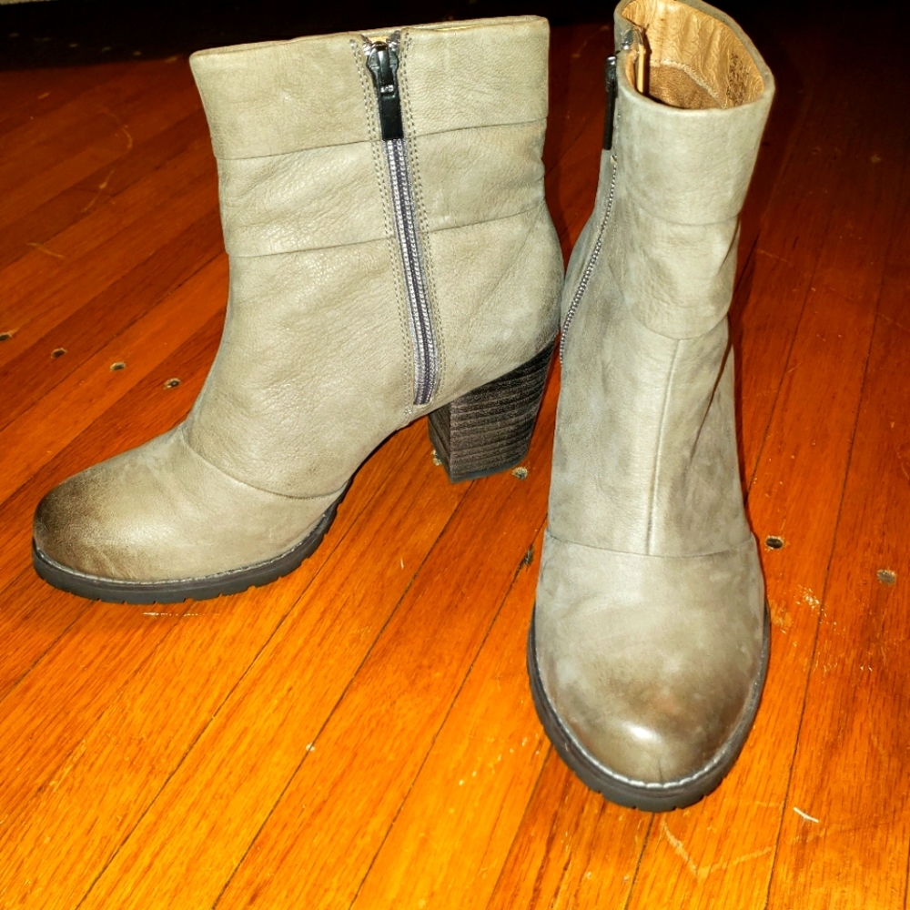 Clarks Mission Zelle taupe leather ankle booties sz 6 NWOT